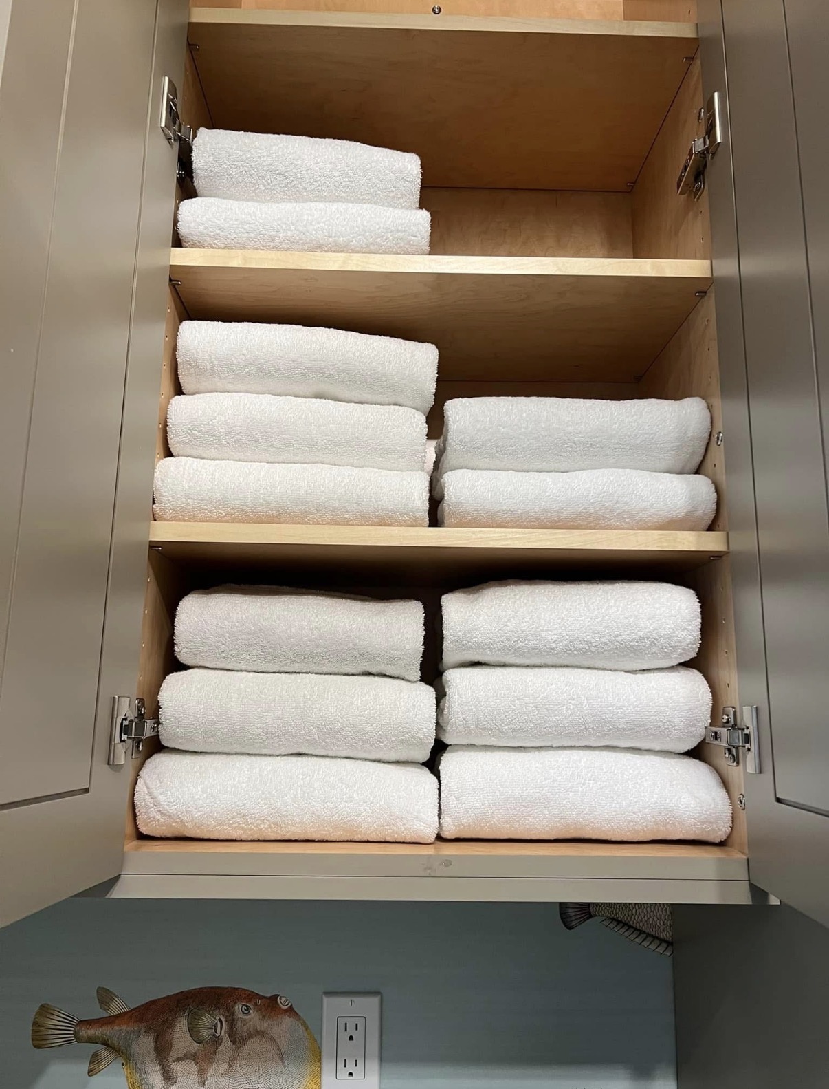 Linen cabinet, rolled and ranked